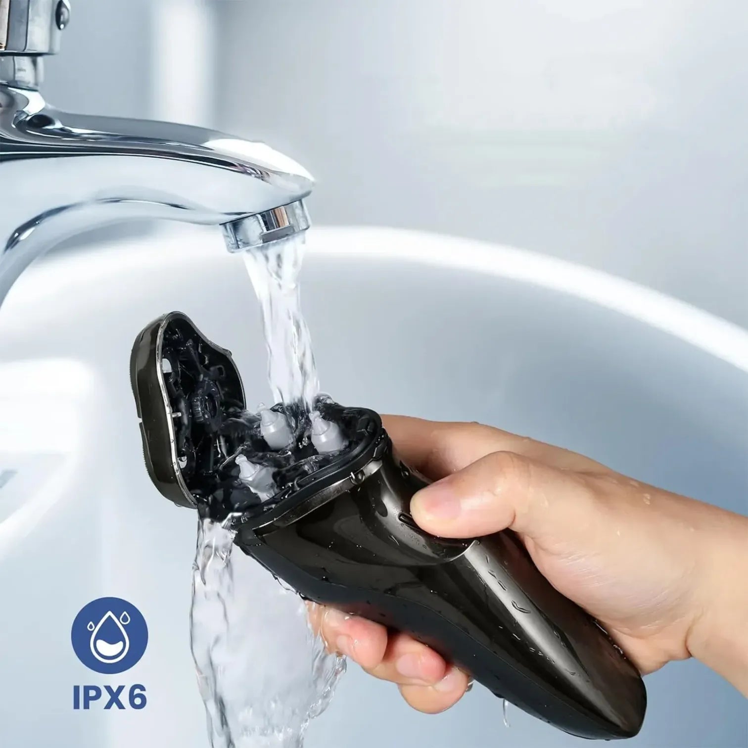 Hand hält einen schwarzen Danxon Elektrische Rasierer unter fließendem Wasser aus einem Wasserhahn, mit IPX6-Schutzklasse-Logo