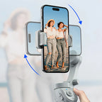 Danxon_Gimbal Hand hält ein Smartphone mit Handyhalterung, das zwei Frauen auf dem Bildschirm zeigt, vor unscharfem Hintergrund