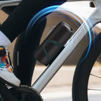 Fahrrad mit einem am Rahmen befestigten Meacode Halter für tragbaren Bluetooth-Lautsprecher