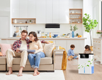 Familie in einem modernen Wohnzimmer mit einem Marvics Luftentfeuchter D2 auf dem Boden