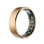Goldener SofiRing S10 mit elektronischen Komponenten auf weißem Hintergrund
