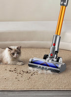 LynorHome Akku Staubsauger auf Teppich mit einer Katze, die in der Nähe beobachtet