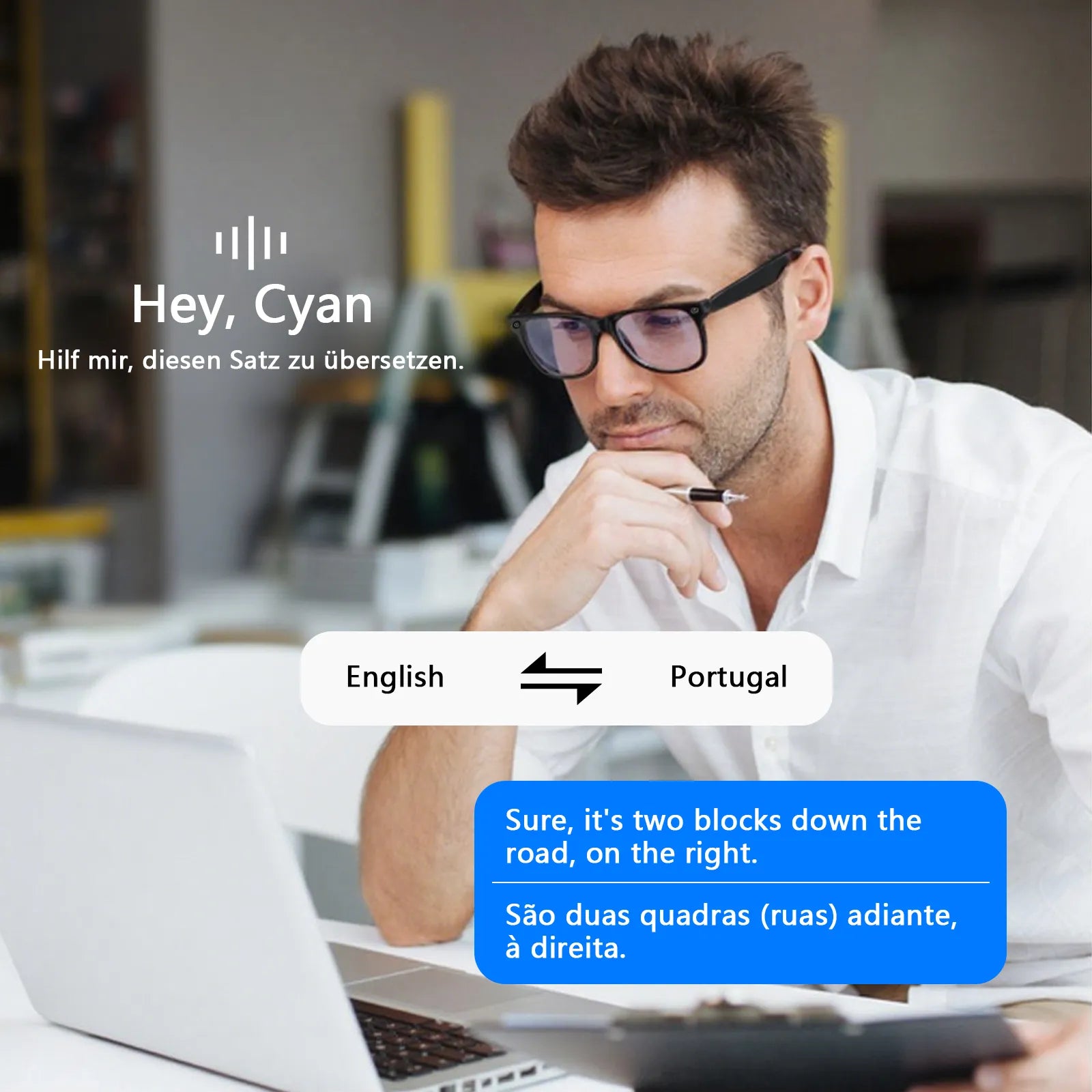 Mann nutzt Meacode AI Smart Glasses mit Übersetzungsfunktion an einem Laptop mit „Hey, Cyan“-Branding