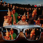 Gruppe von Menschen feiert nachts mit Wunderkerzen, gespiegelt in Meacode AI Smart Glasses