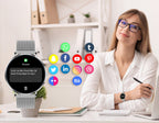 Frau mit Meacode Smartwatch zeigt App-Symbole auf einem Schreibtisch in Büro-Umgebung