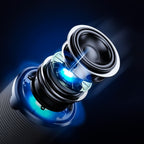 Nahaufnahme eines Hightech Meacode tragbaren Bluetooth-Lautsprechers mit blauem Licht vor dunklem Hintergrund