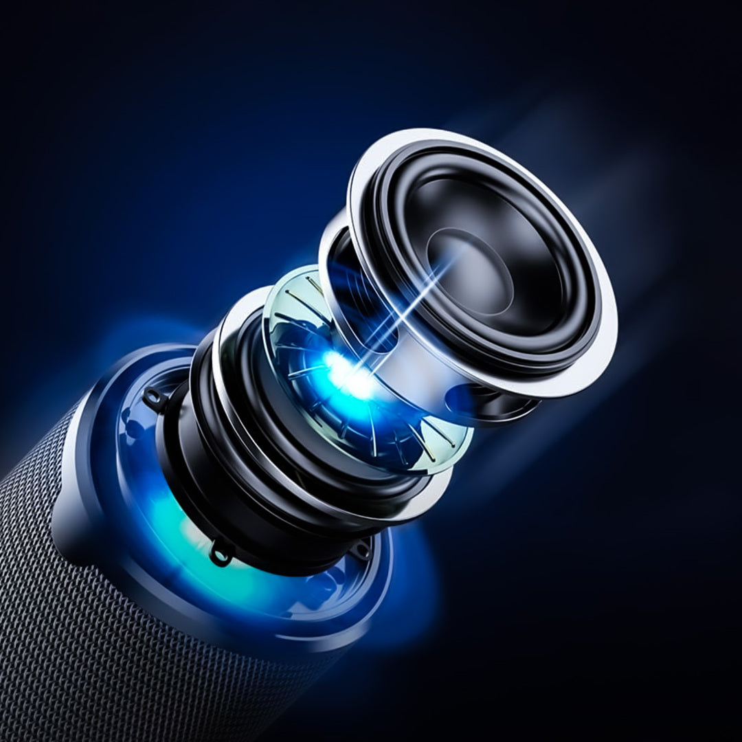 Nahaufnahme eines Hightech Meacode tragbaren Bluetooth-Lautsprechers mit blauem Licht vor dunklem Hintergrund