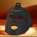 Norwiss LED Gesichtsmaske mit geometrischem Design vor warmem Hintergrund