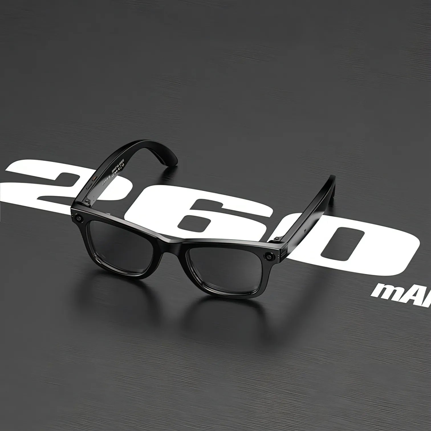 Schwarze Norwiss Smart Glasses auf dunkelgrauem Hintergrund mit „2600“-Branding