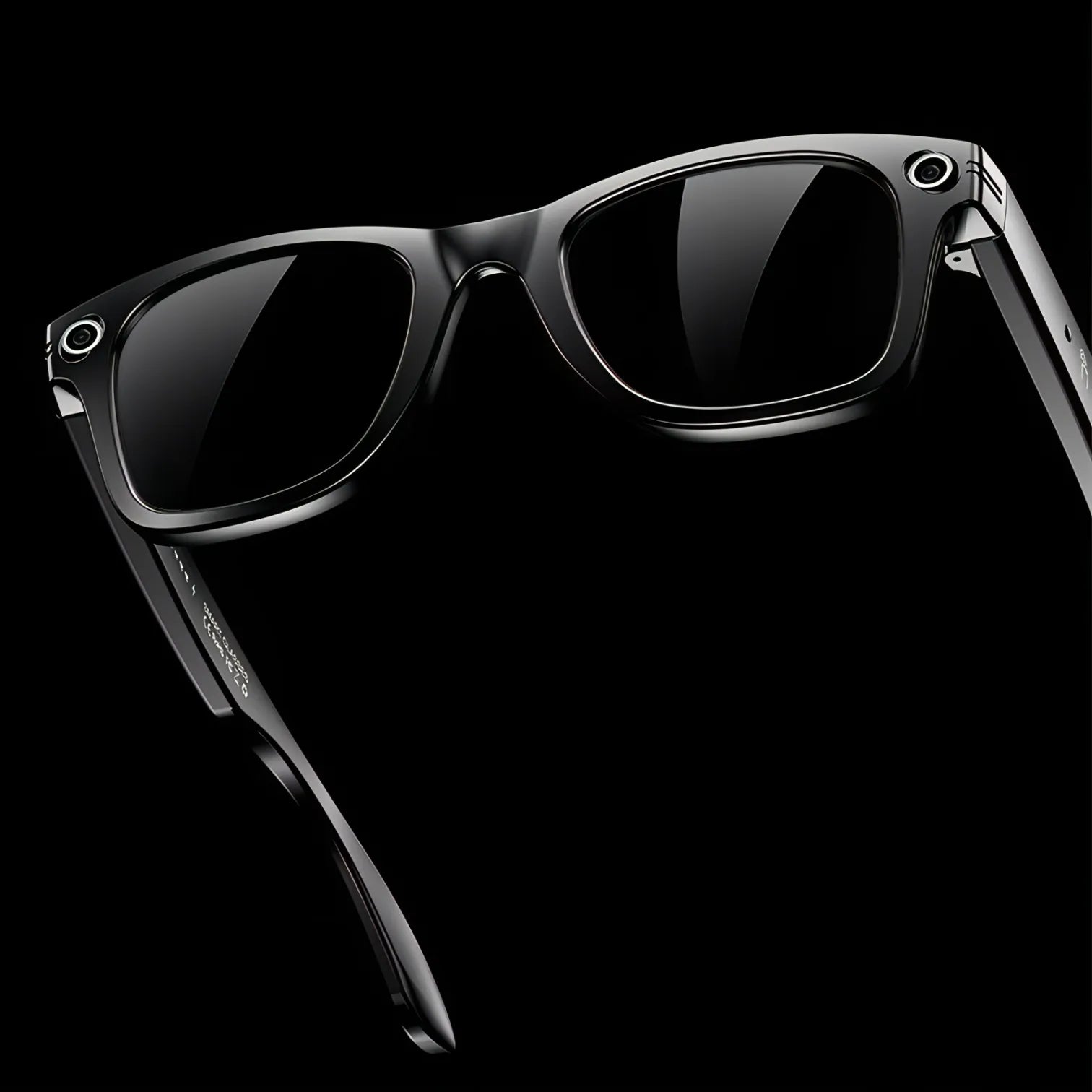 Schwarze Norwiss Smart Glasses mit reflektierenden Gläsern vor schwarzem Hintergrund