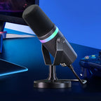 Schwarzes Danxon Mikrofon mit RGB-Beleuchtung auf einem Ständer vor einer Computer-Setup