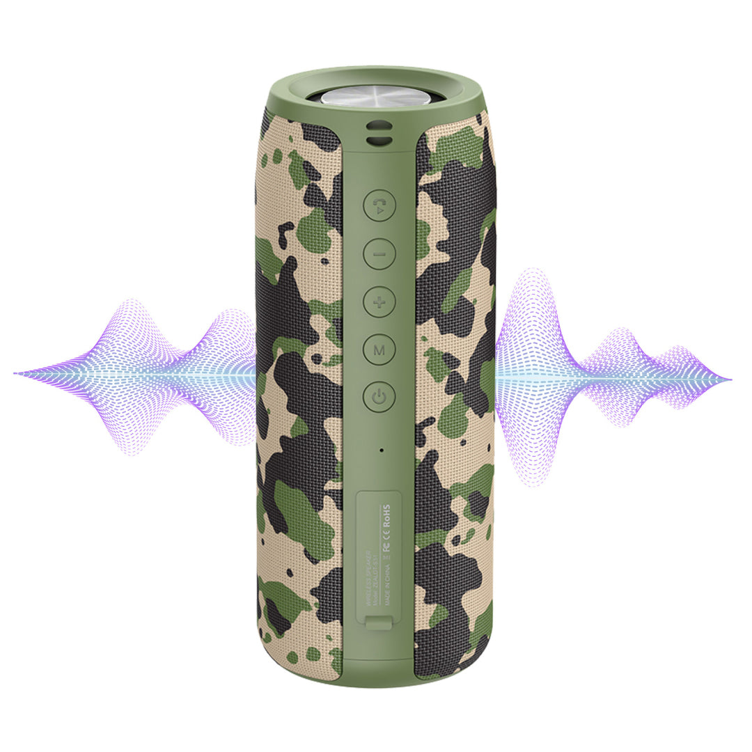 Tragbarer Meacode Bluetooth-Lautsprecher mit Tarnmuster und Schallwellen auf weißem Hintergrund